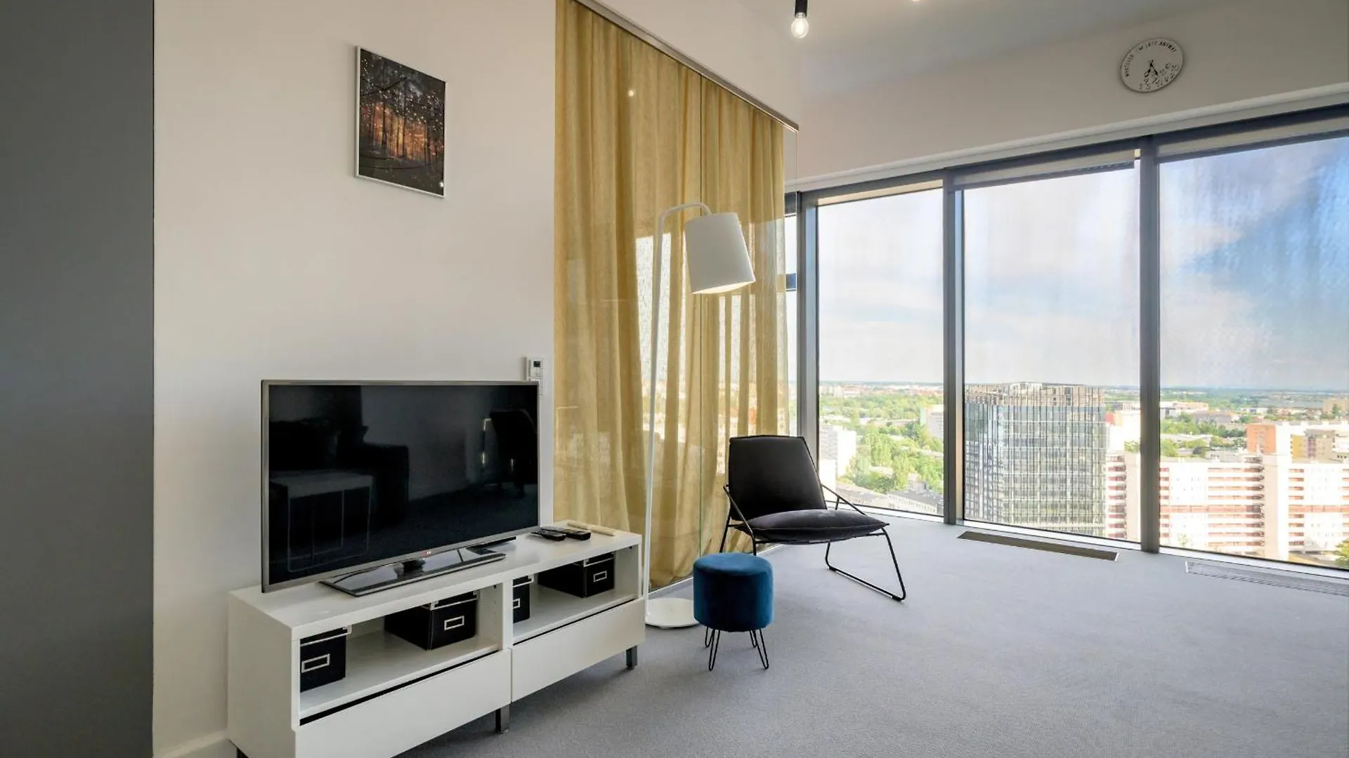 Rentplanet - Apartament Sky Tower Vratislav
